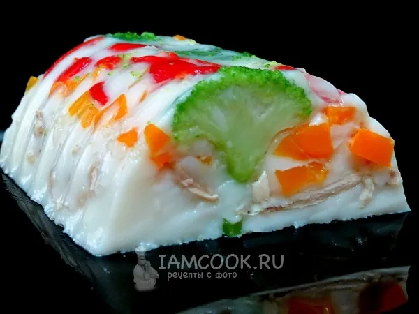 Фото готового блюда: Заливное из курицы с брокколи