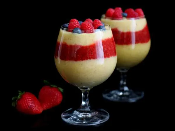 Фото блюда: Десерт с манго, клубникой и чиа