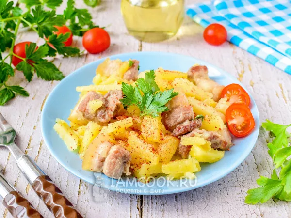 Фото блюда: Жареная грудинка с картошкой на сковороде