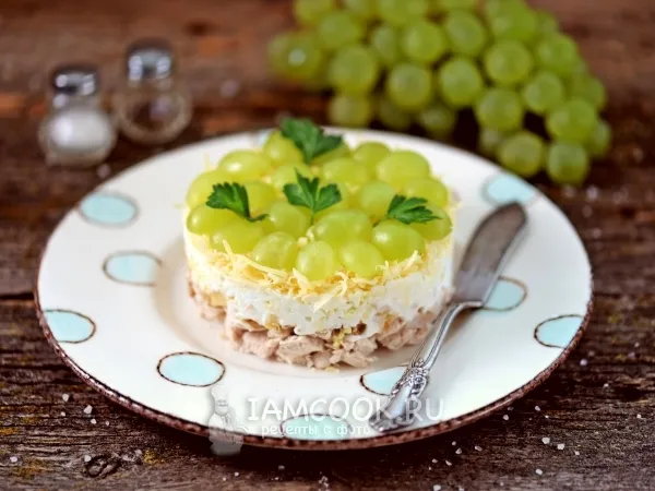 Фото готового блюда: Салат «Тиффани» с виноградом и грецкими орехами