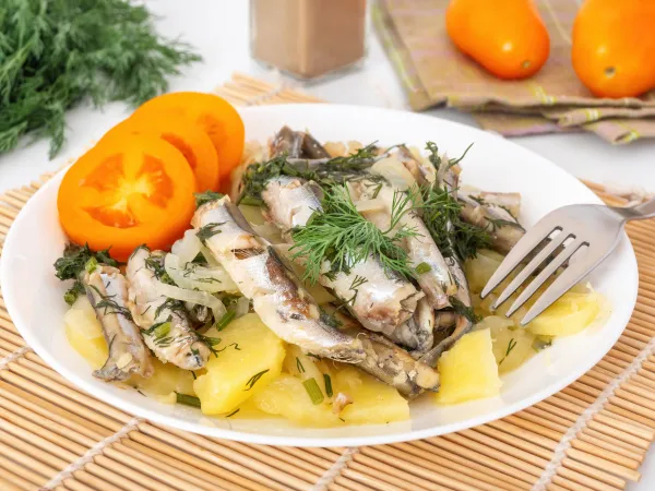 Фото блюда: Тушеная мойва с картошкой и луком на сковороде