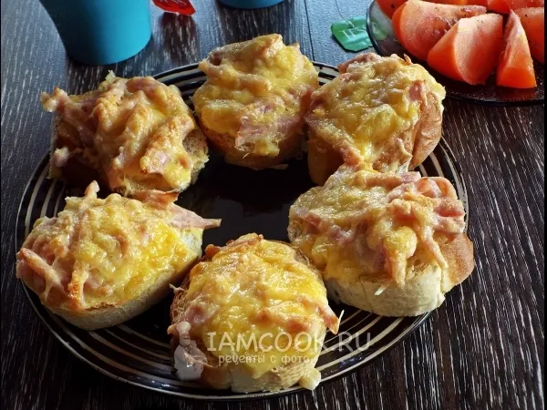 Фото готового блюда: Горячие бутерброды с ветчиной и сыром в духовке