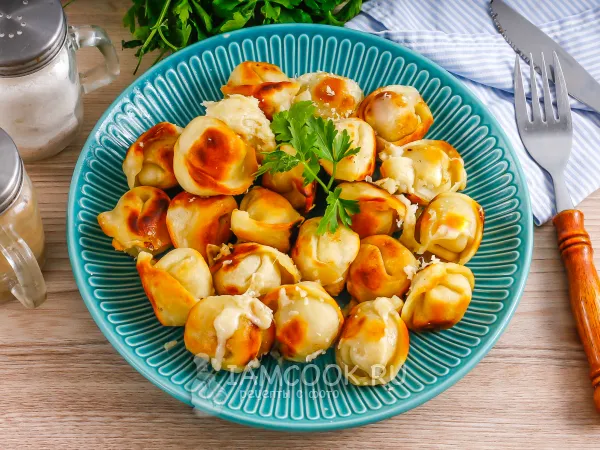 Фото готового блюда: Жареные пельмени в горшочках в духовке