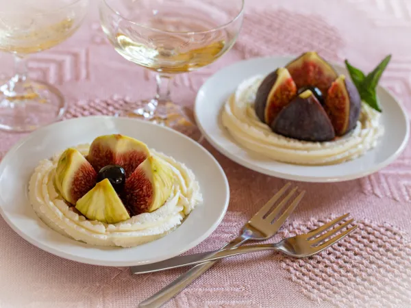 Фото блюда: Десерт «Инжир с вишней на сливочном облачке»