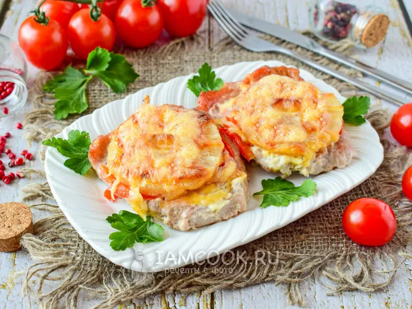 Фото готового блюда: Мясо по-французски с ананасами и помидорами