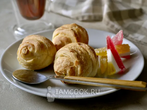 Фото готового блюда: Рогалики из слоеного теста с мармеладом