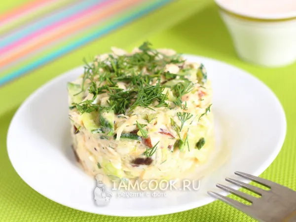 Фото готового блюда: Салат с курицей и финиками