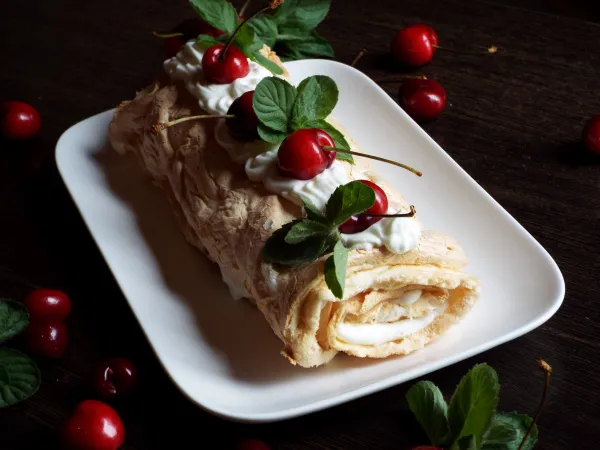 Фото готового блюда: Меренговый рулет со сгущенкой