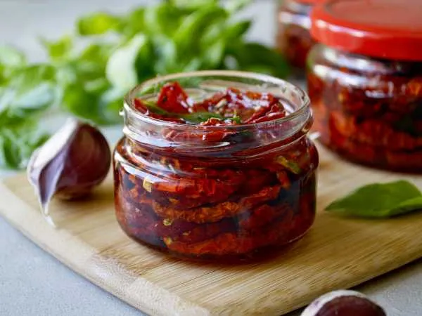 Фото готового блюда: Вяленые помидоры с базиликом и чесноком