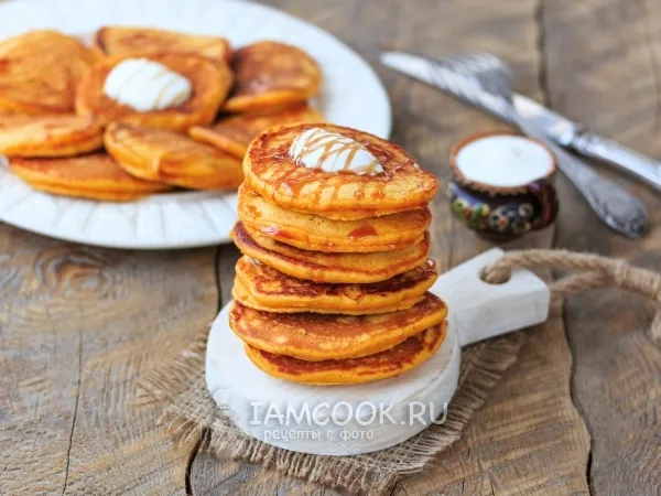 Фото готового блюда: Морковные оладьи с изюмом