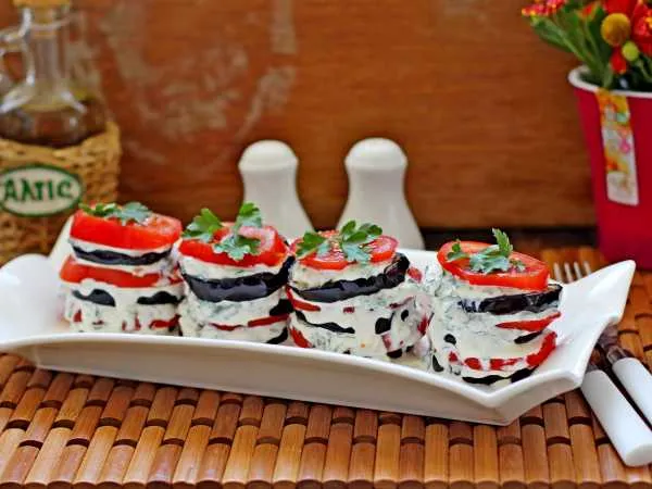 Фото блюда: Башенки из жареных баклажанов и помидоров с чесноком