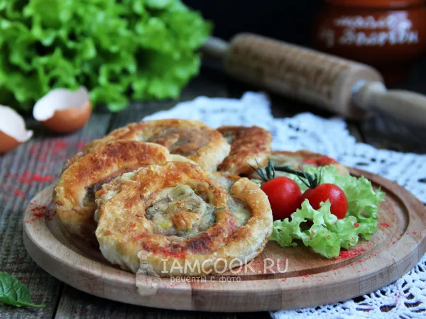 Фото блюда: Лепешки из слоеного теста с фаршем на сковороде