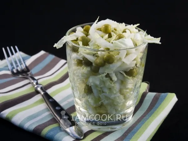 Фото готового блюда: Салат из пекинской капусты с консервированным горошком