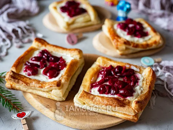Фото готового блюда: Слойки с творожным сыром и ягодами