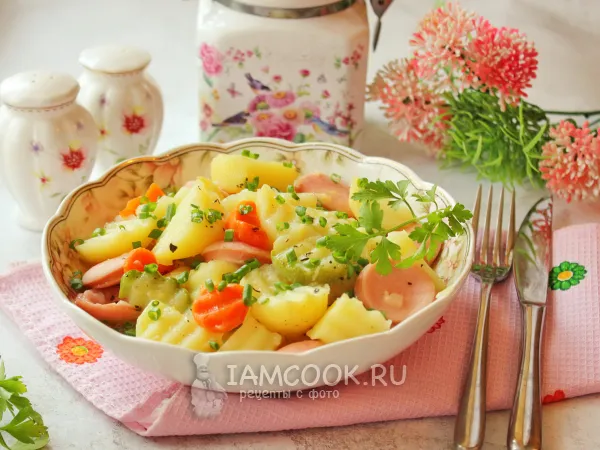 Фото готового блюда: Тушеная картошка с сардельками