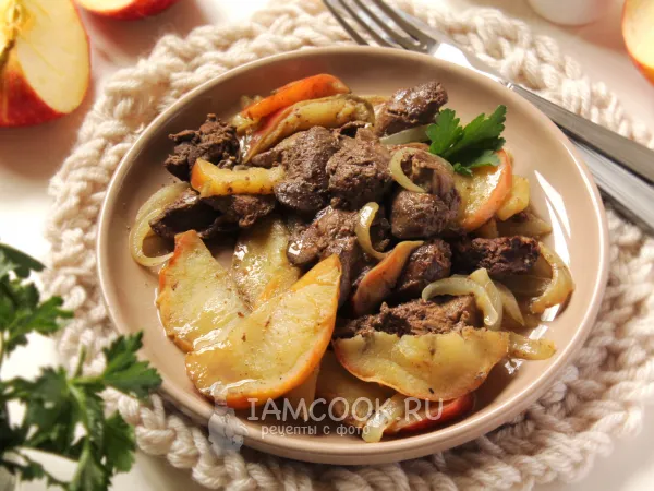 Фото готового блюда: Тушеная куриная печень с яблоками