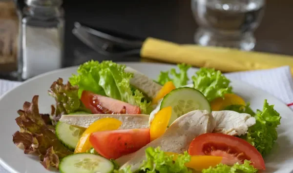 Фото блюда: Как и сколько варить куриное филе (грудку), чтобы оно было сочным?
