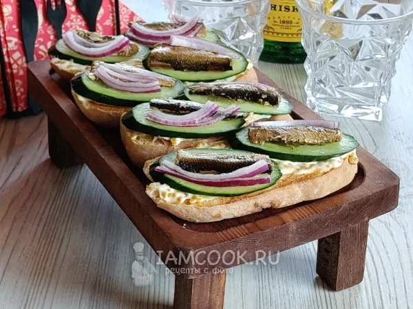 Фото готового блюда: Брускетты со шпротами и огурцом