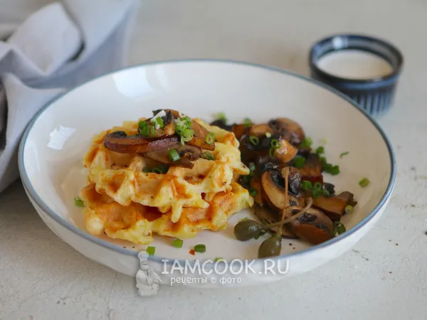 Фото готового блюда: Картофельные вафли с грибами