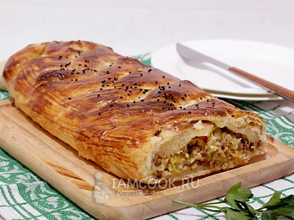 Фото готового блюда: Кулебяка из слоеного теста
