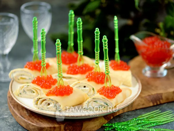 Фото блюда: Яичные блинчики с красной икрой и творожным сыром