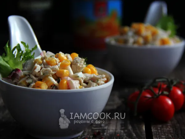 Фото готового блюда: Салат с курицей, кукурузой и маринованным луком