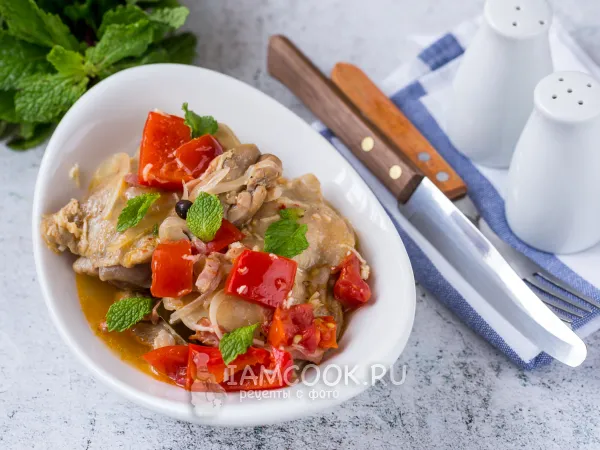 Фото блюда: Куриные бедра с овощами на сковороде