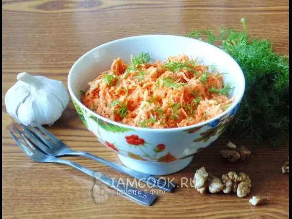 Фото готового блюда: Салат из моркови с орехами и чесноком