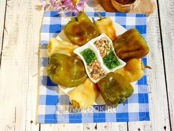 Фото готового блюда: Запечённый перец с зелёным соусом