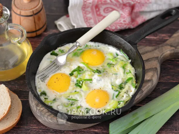 Фото блюда: Яичница с луком-пореем