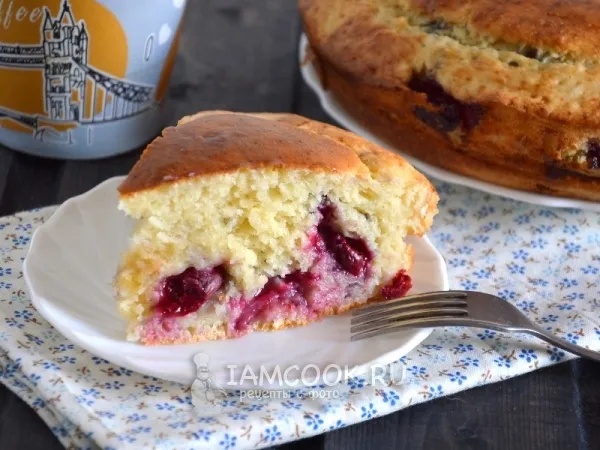 Фото готового блюда: Заливной пирог с вишней