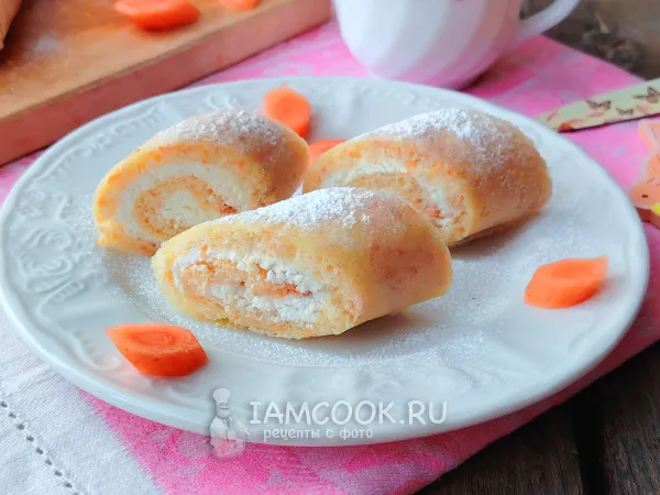 Фото готового блюда: Сладкий морковный рулет с творожным кремом