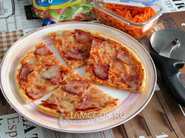 Фото готового блюда: Пицца с ветчиной и морковью по-корейски