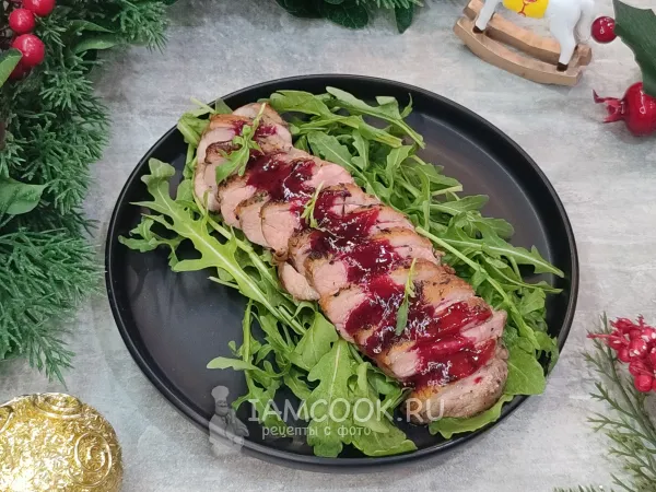 Фото блюда: Утиная грудка с брусничным соусом на сковороде