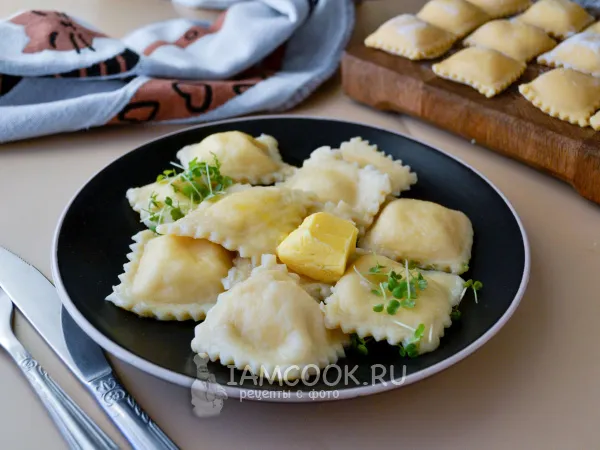 Фото готового блюда: Равиоли с творогом и сыром