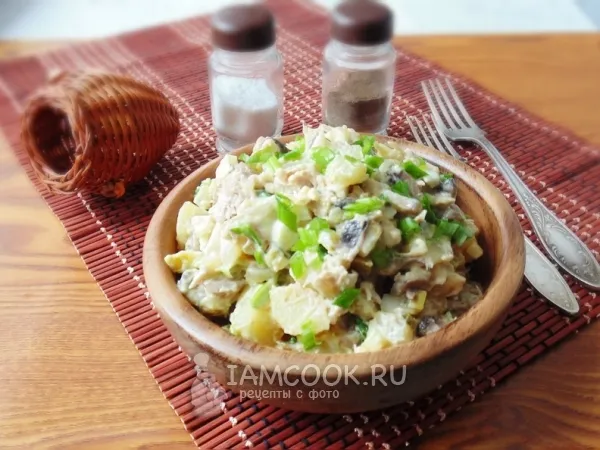 Фото готового блюда: Салат с курицей, грибами и зеленым луком
