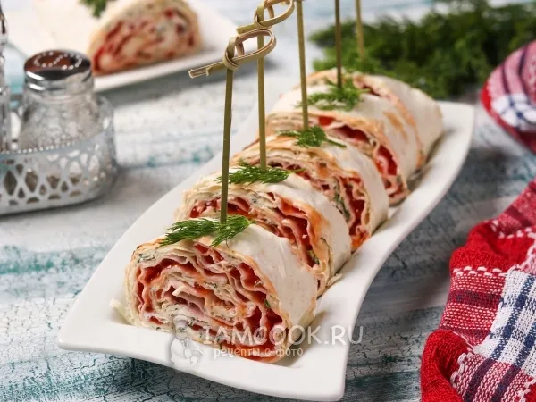 Фото готового блюда: Рулет из лаваша с фетой и красной икрой