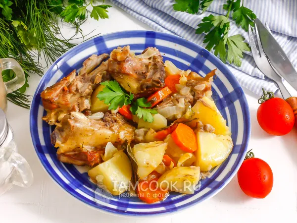 Фото готового блюда: Жаркое из баранины в горшочках в духовке