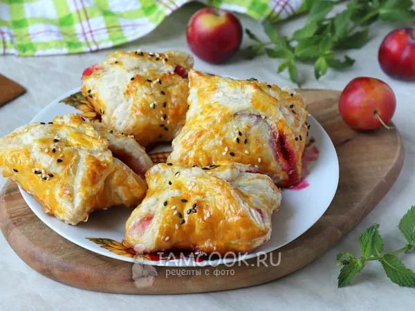Фото готового блюда: Слойки со сливами (из слоеного теста)