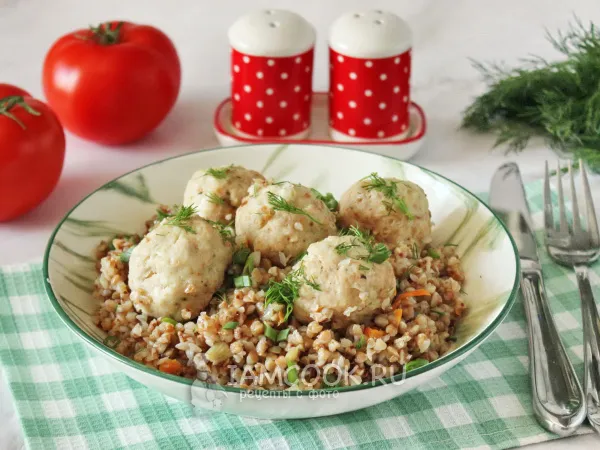 Фото блюда: Гречка с тефтелями на сковороде