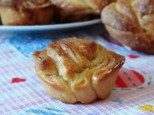 Фото блюда: Домашние булочки - «капкейки» и «завитки»