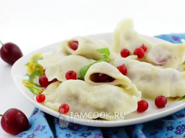 Фото готового блюда: Вареники с черешней