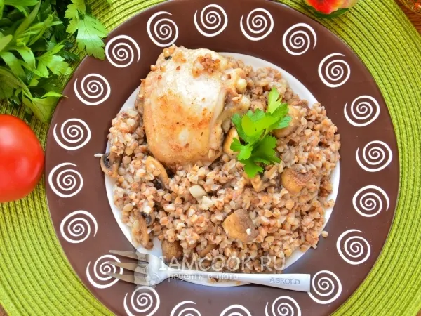 Фото готового блюда: Гречка с курицей и грибами