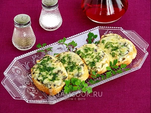 Фото блюда: Горячие бутерброды с консервированным лососем и маслинами