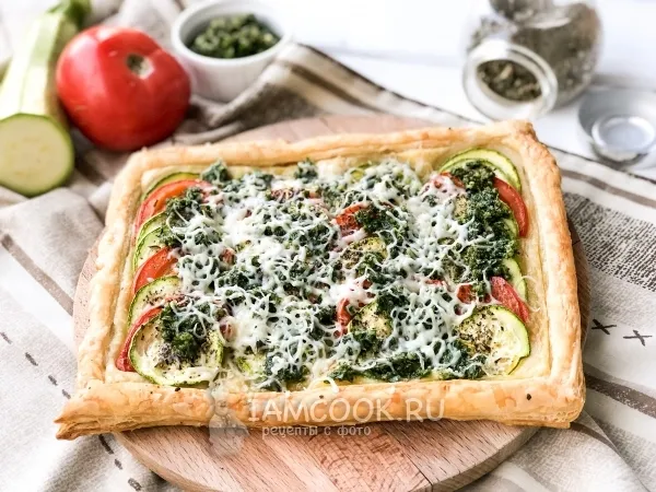 Фото готового блюда: Слойка с кабачком и томатами