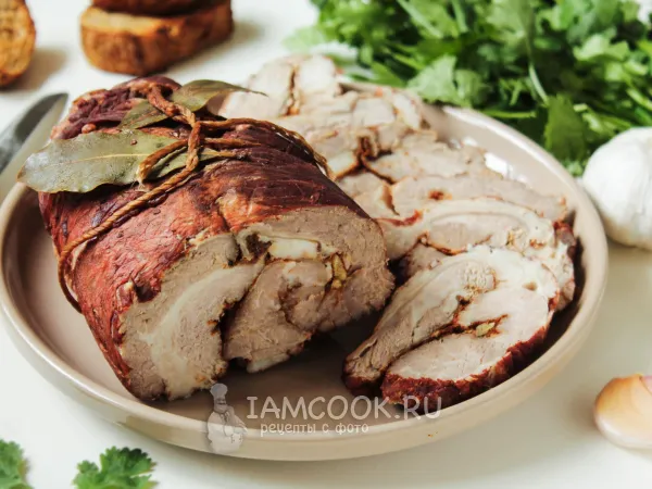 Фото готового блюда: Рулет из свиной грудинки в луковой шелухе