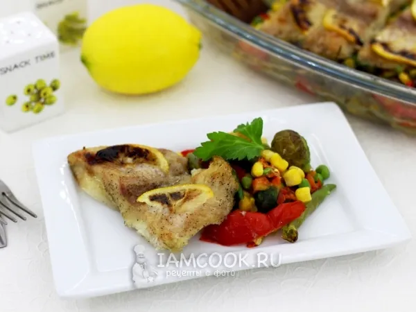 Фото готового блюда: Рыба с овощами в духовке