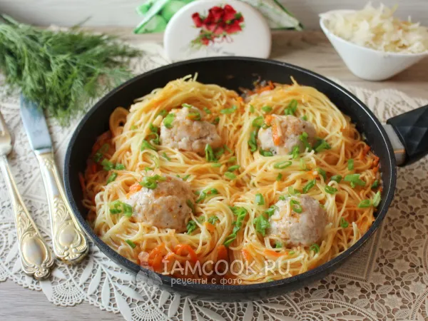 Фото блюда: Фрикадельки с гнездами на сковороде