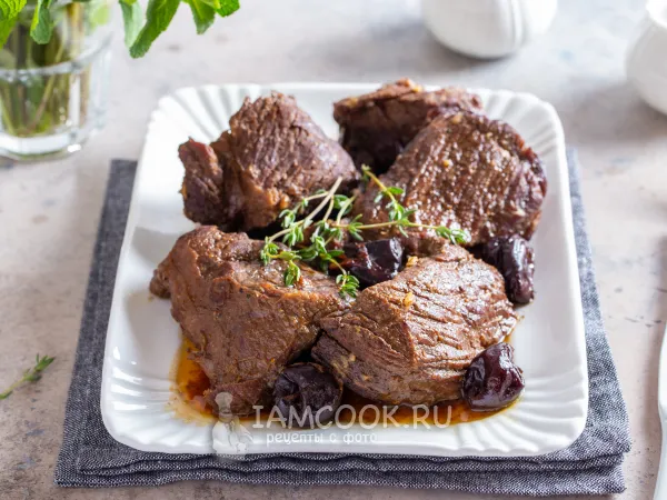 Фото готового блюда: Говядина с черносливом в рукаве в духовке