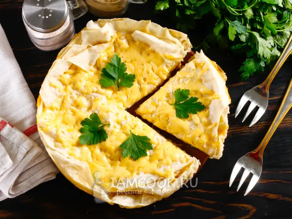 Фото готового блюда: Пирог из лаваша с сыром на сковороде